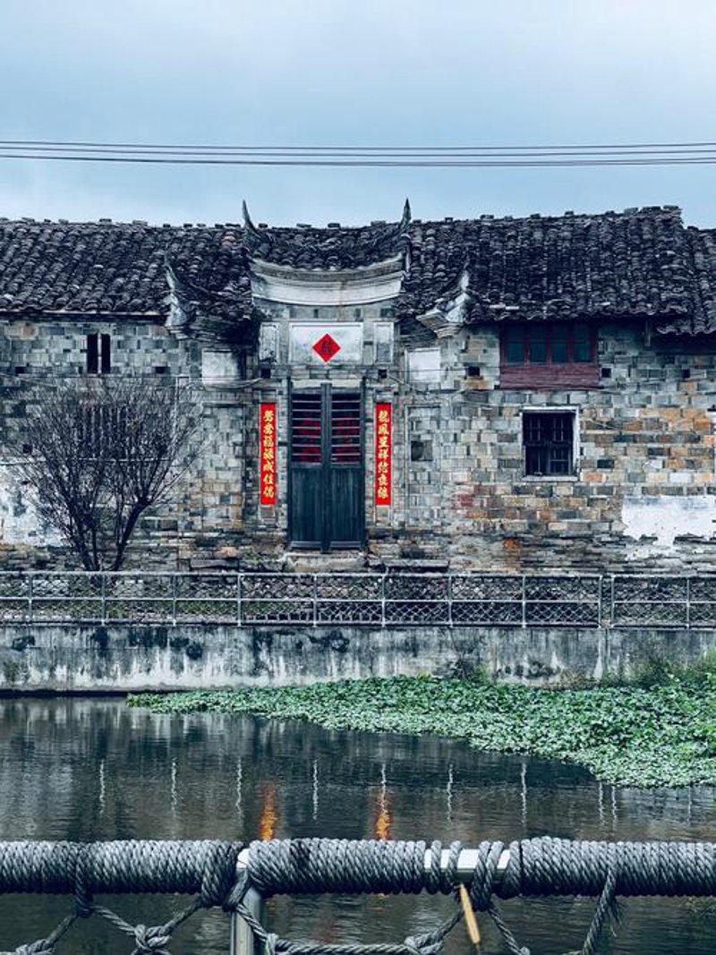 在家居装饰中,选择合适的灯具至关重要。冷光源作为一种流行的照明方案,在市场上越来越受欢迎。今天我们就来对比一下市面上常见的几种冷光源的价格和特性。